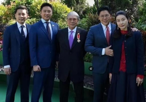 2025年的九三阅兵观礼台，简直成了一面“照妖镜”！霍震霆带着霍启刚、霍启山父子