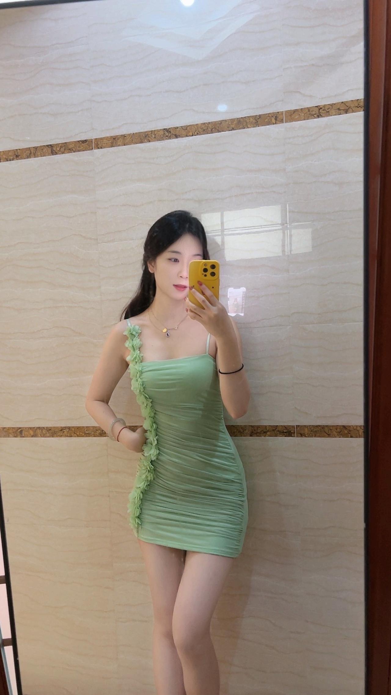 他那么争强好胜 是个反话大王 但只有我知道 他是个爱哭想被好好对待的小女孩