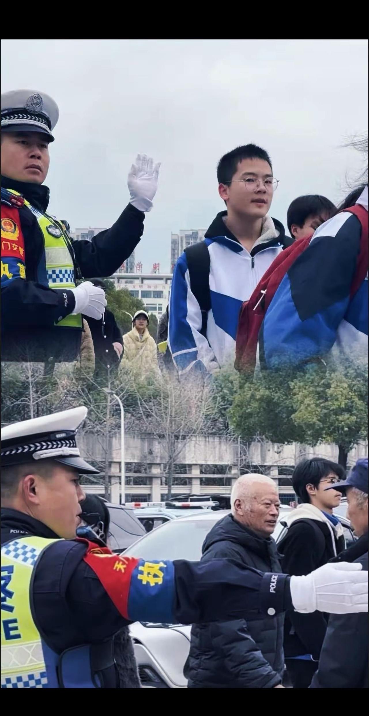 校服的蓝白和荧光绿在路口撞了个满怀～交警蜀黍的抬手示意，是给学生们的“专属安全信