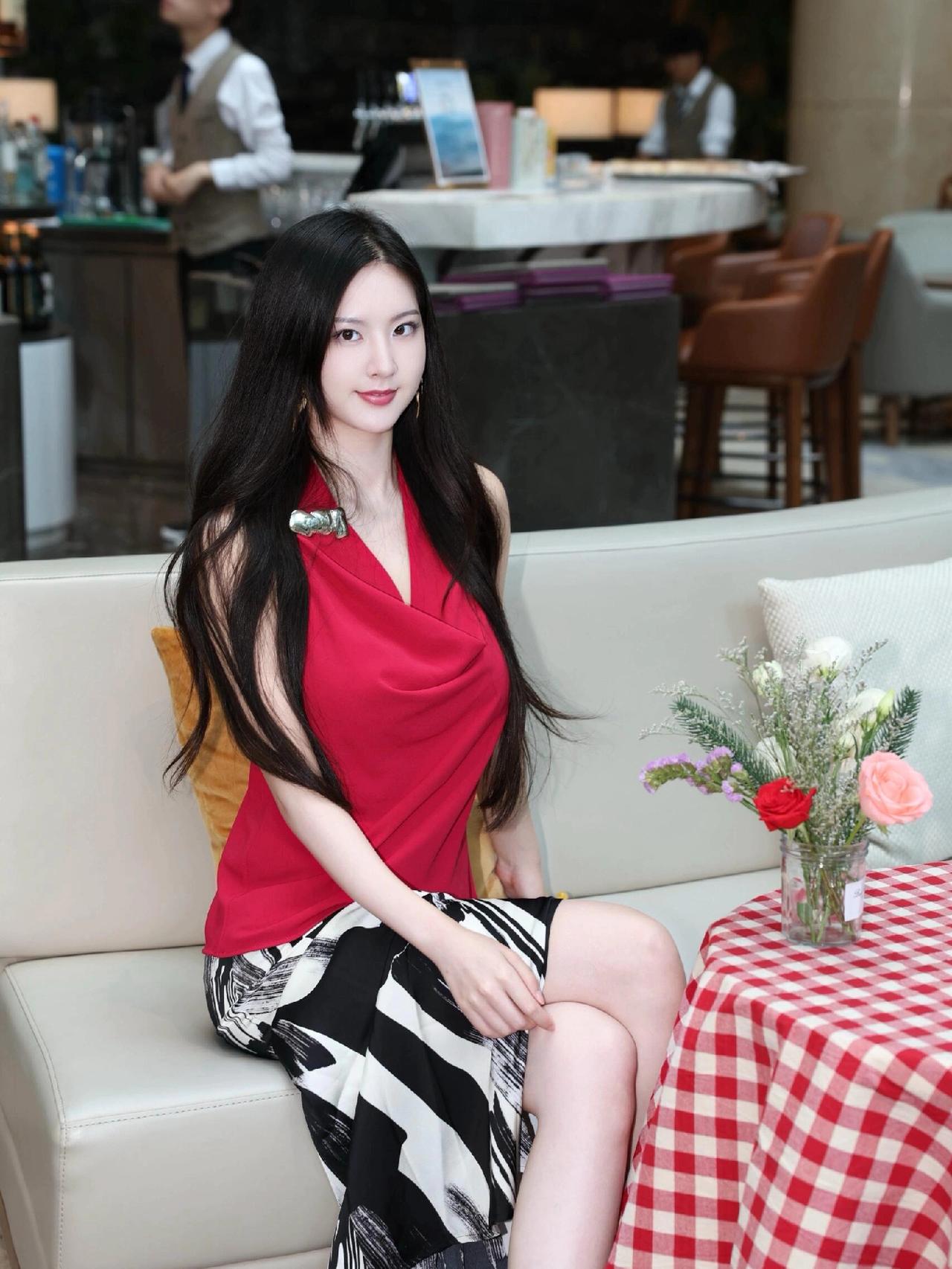 优雅红裙，黑白裙摆，咖啡馆里的一抹亮色。