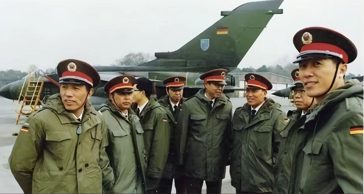 1989年初，中国军事代表团赴德国考察狂风（ Tornado ）战斗轰炸机时的场