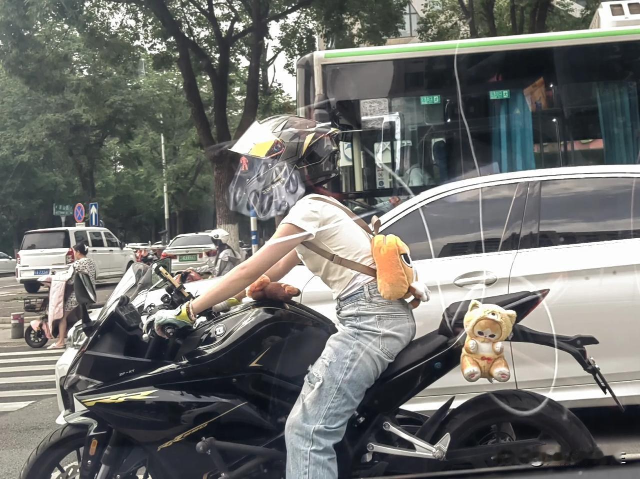 下班途中，正等信号灯，侧眼一瞧，偶遇一骑手，心潮澎湃，顿感怜香惜玉之念。

看着