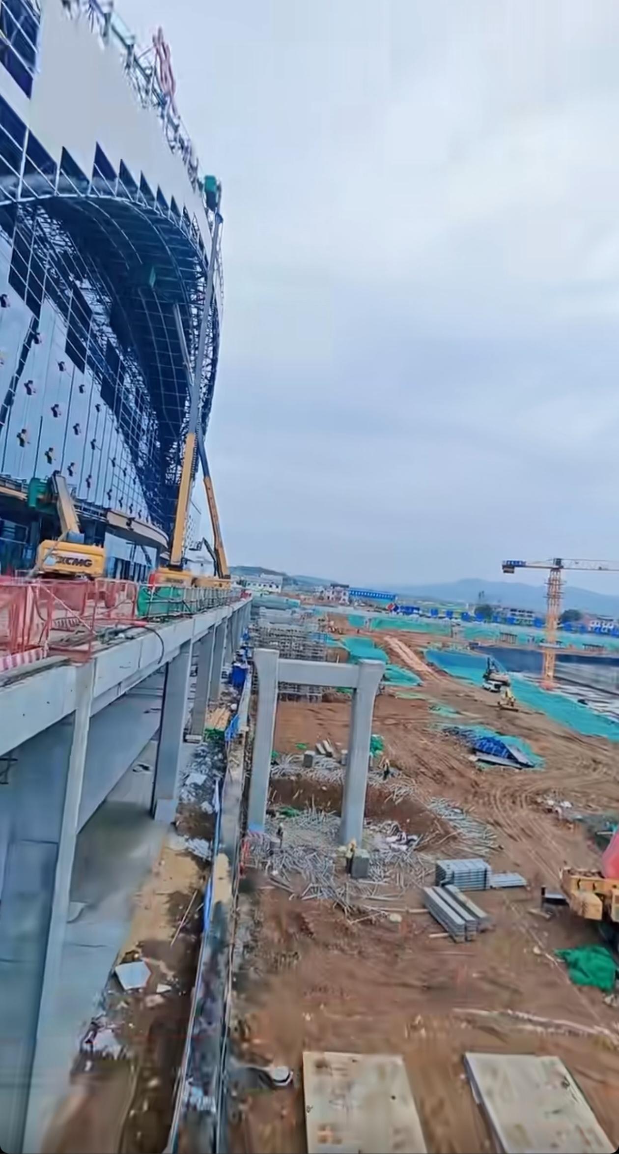 从这个角度看安康西站站房前还有一座高架路，应该是方便车辆送旅客快速下车的吧？站房