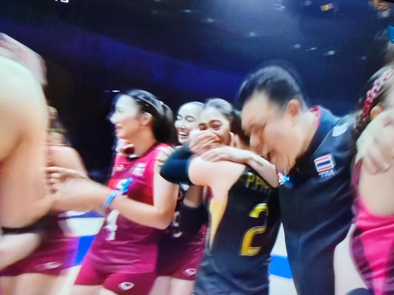 女排亚锦赛决赛，中国女排对阵泰国女排，前四局中国女排20：25，25：11，25