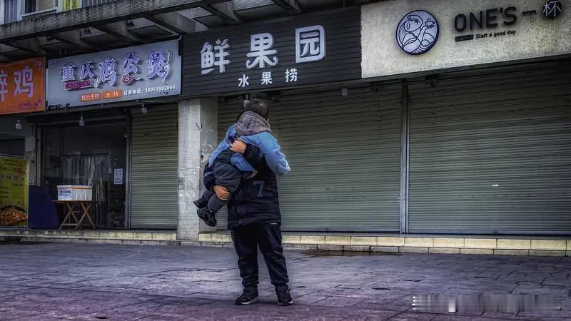 教育反思录（1061）
一个孩子的成长
离不开父亲
更离不开母亲
父爱缺失
或者