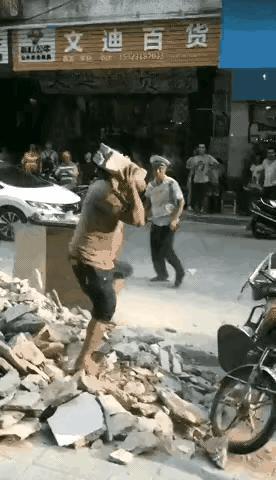 这算袭警吗？我看是！大庭广众之下，公然搬起石头砸交警蜀黍，这是不要命的操作！有什