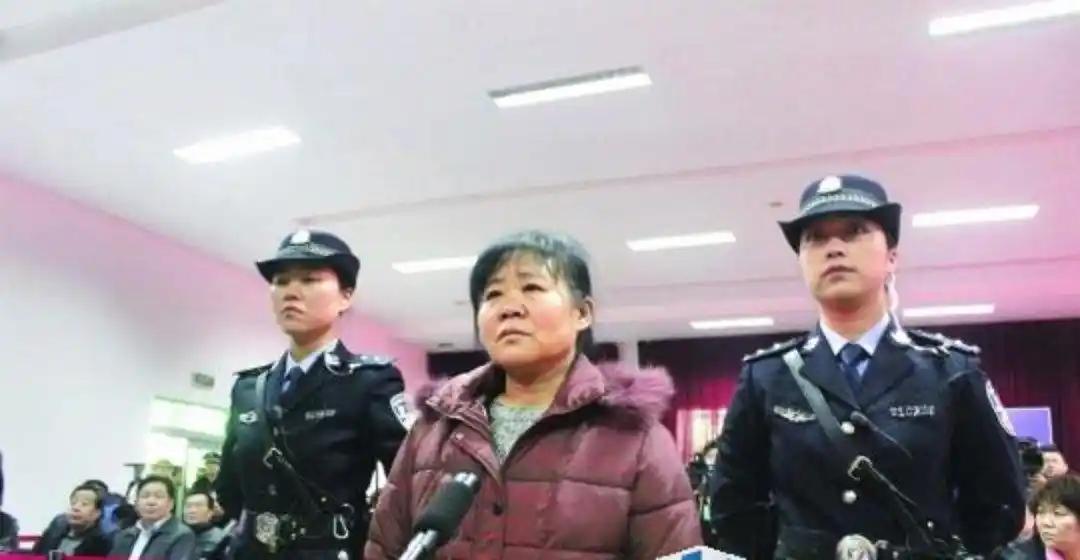 她是陕西某医院的产科主任张素霞，因为贩卖7个婴儿被判死刑，可她至死都不供出孩子的