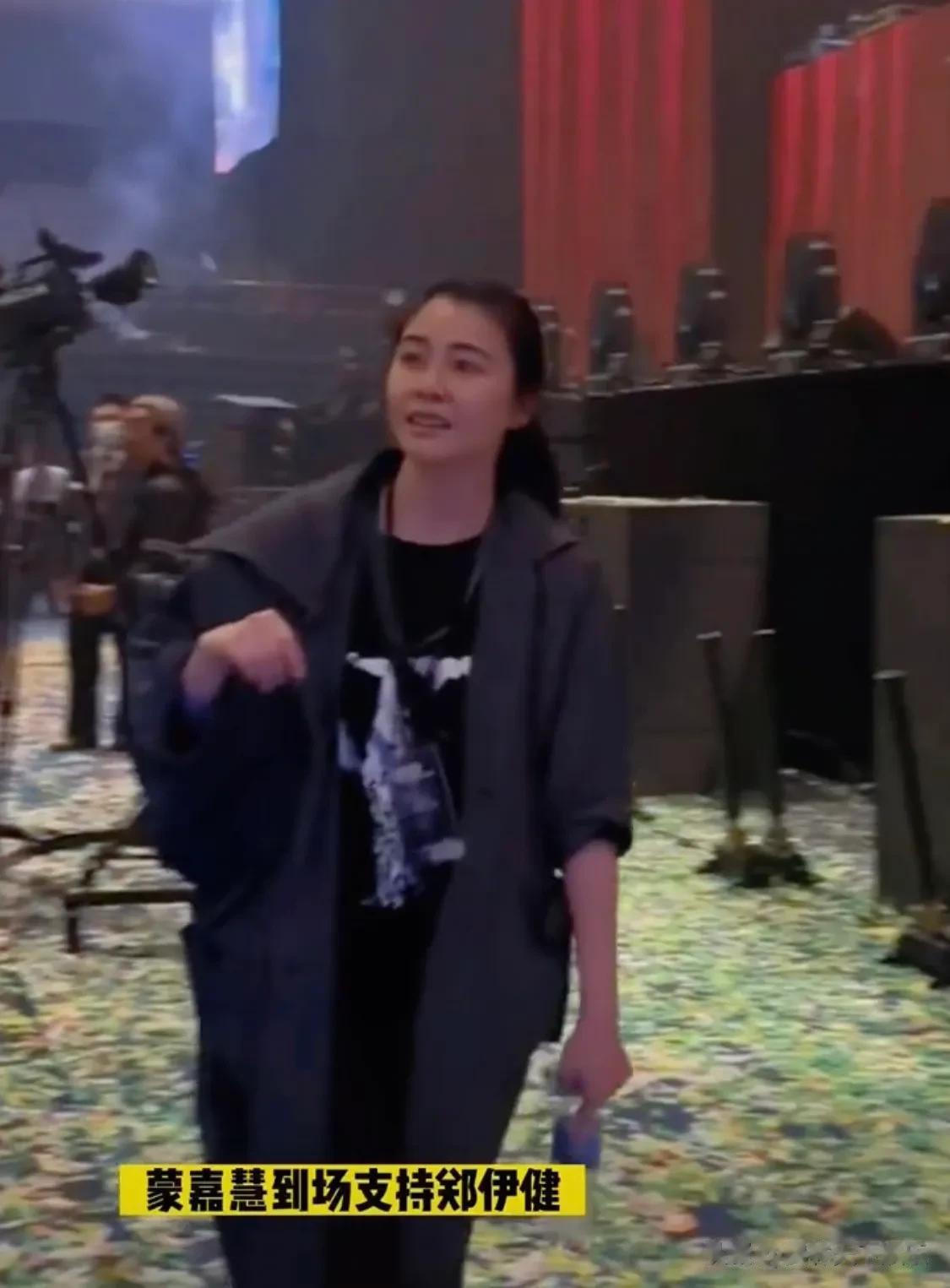 蒙嘉慧素颜现身老公郑伊健演唱会，50岁的她婉如少女保持的很好，支持老公真是妇唱夫