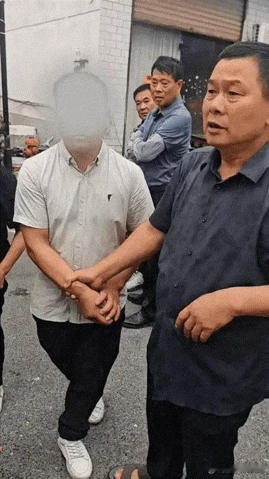 老赵家的白事办了三天，流水席从早开到晚。

第三天下午，管账的二叔坐在堂屋角落里