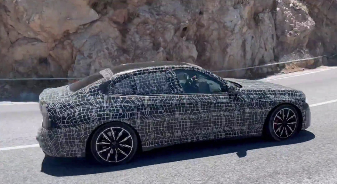 近日，外媒曝光了一段全新的路试视频，由宝马现款车型及伪装原型车组成的测试车队正在