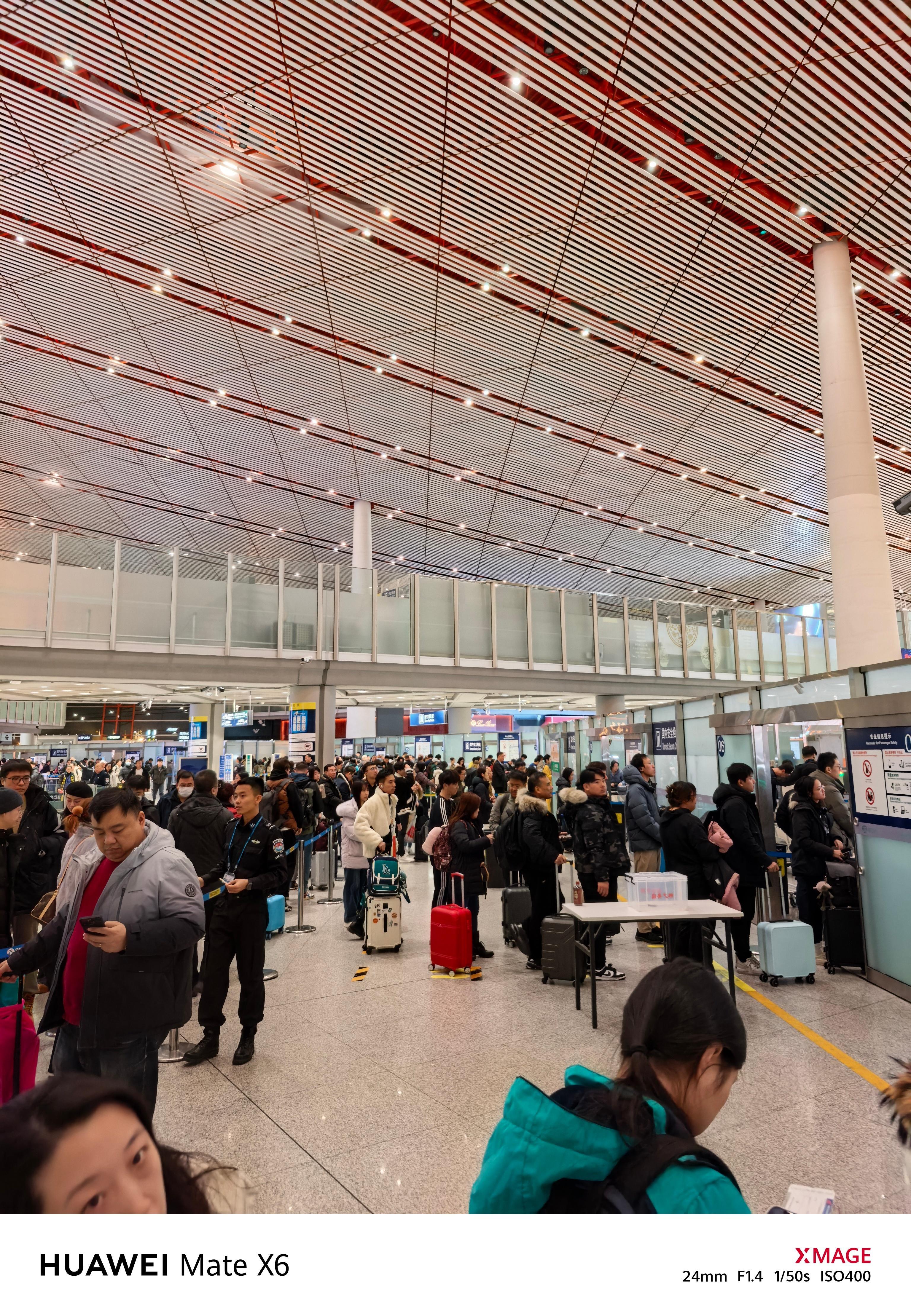 早上 6 点半的北京首都机场，车水马龙… 