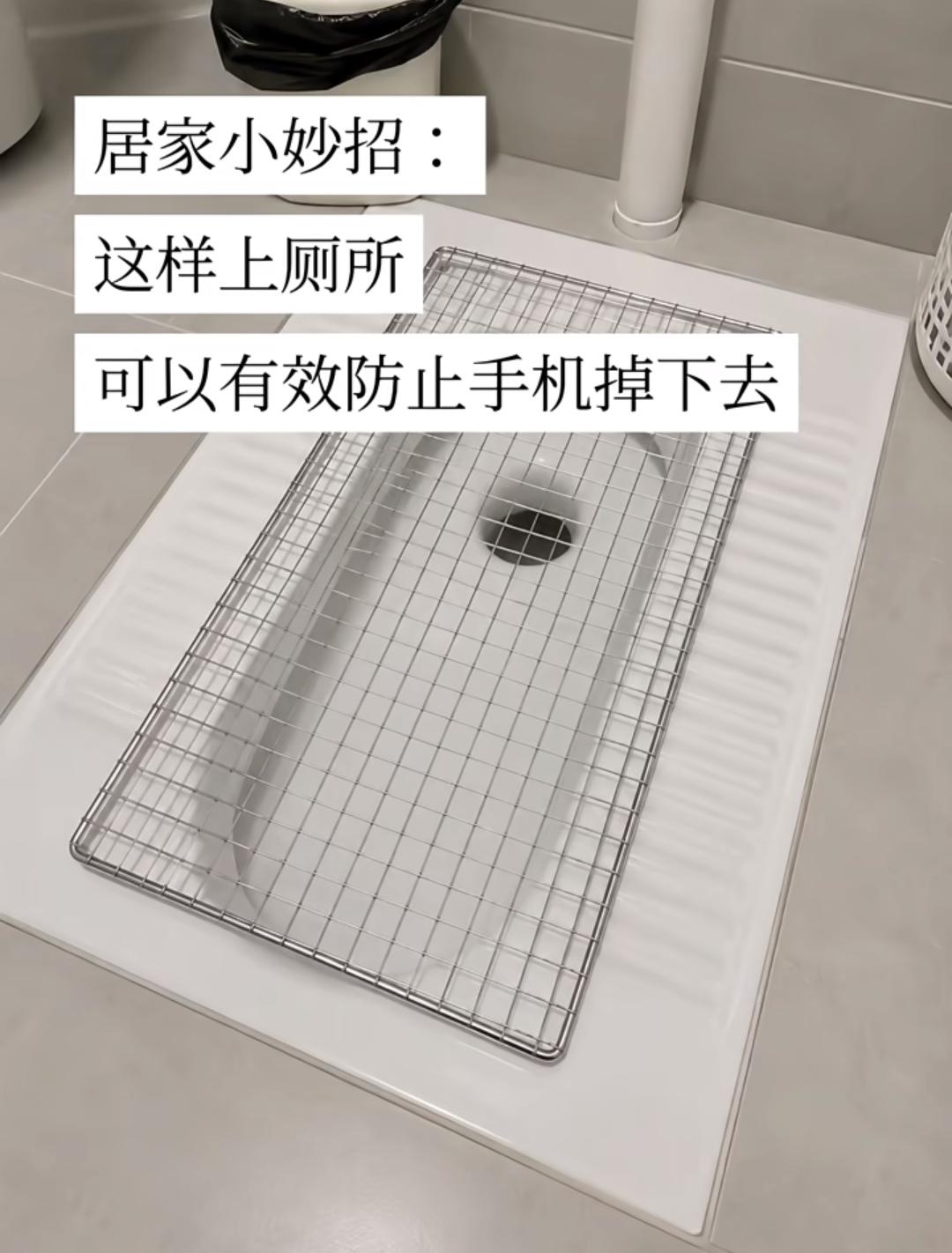 谁蹲厕所的时候没有忐忑过，就怕手里的手机一个打滑，直接掉进蹲便坑里。网友就脑洞大