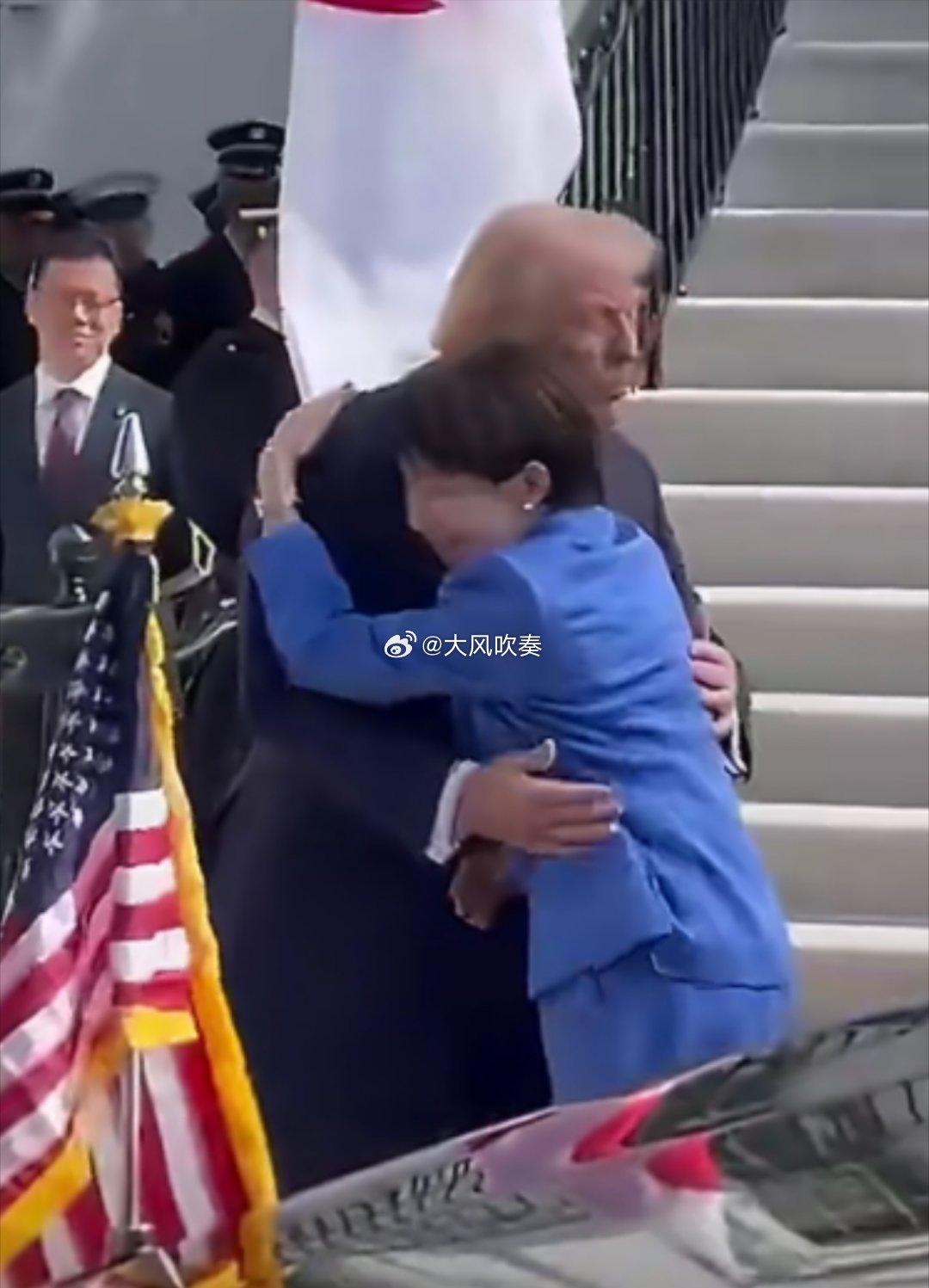 高市早苗一到白宫就与特朗普热烈拥抱苗：你说牵了手就是约定……普：但亲爱的那不是爱