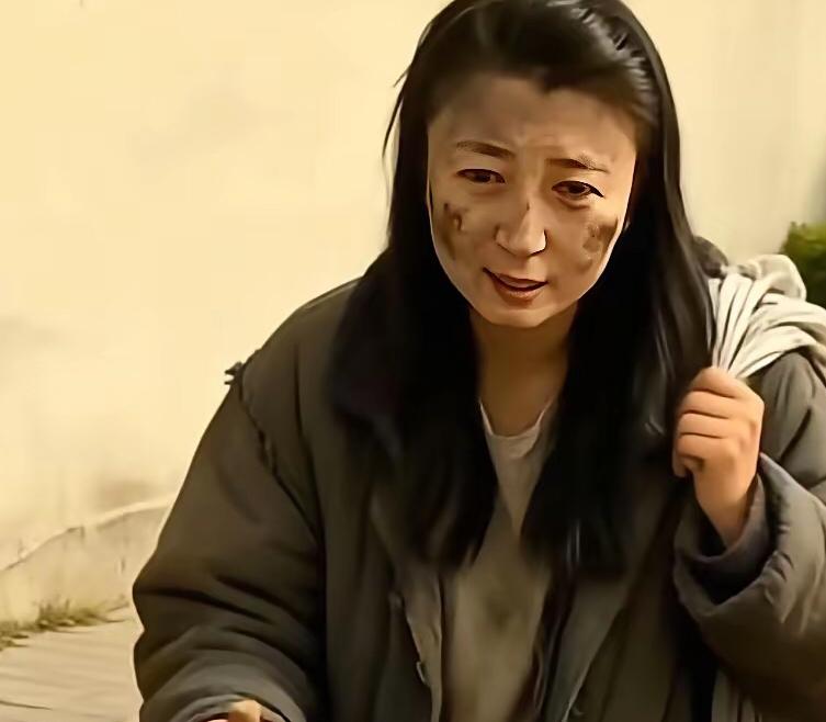 近日，一段AI合成的视频将闫学晶推向舆论风口，视频里的她被塑造成“为给儿子挣燕窝