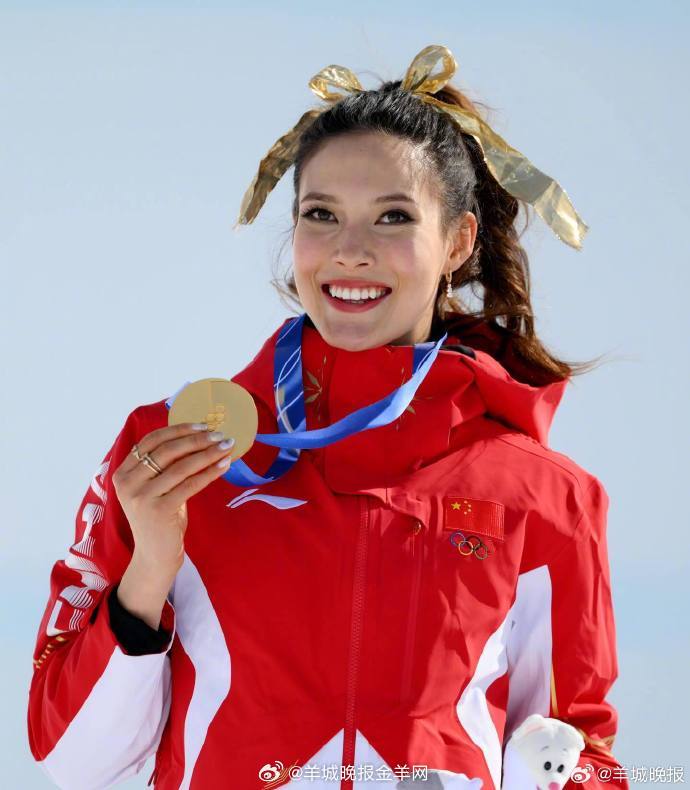 #谷爱凌超帅照赶快收藏# 谷爱凌夺得第6枚冬奥奖牌，成为中国冬奥历史上个人项目夺