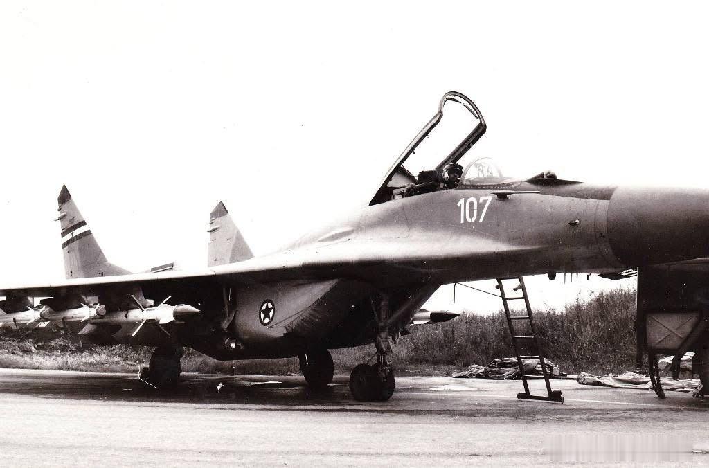 老照片：南斯拉夫人民军空军的米格29机队，摄于80年代末的巴塔伊尼查基地。这个基