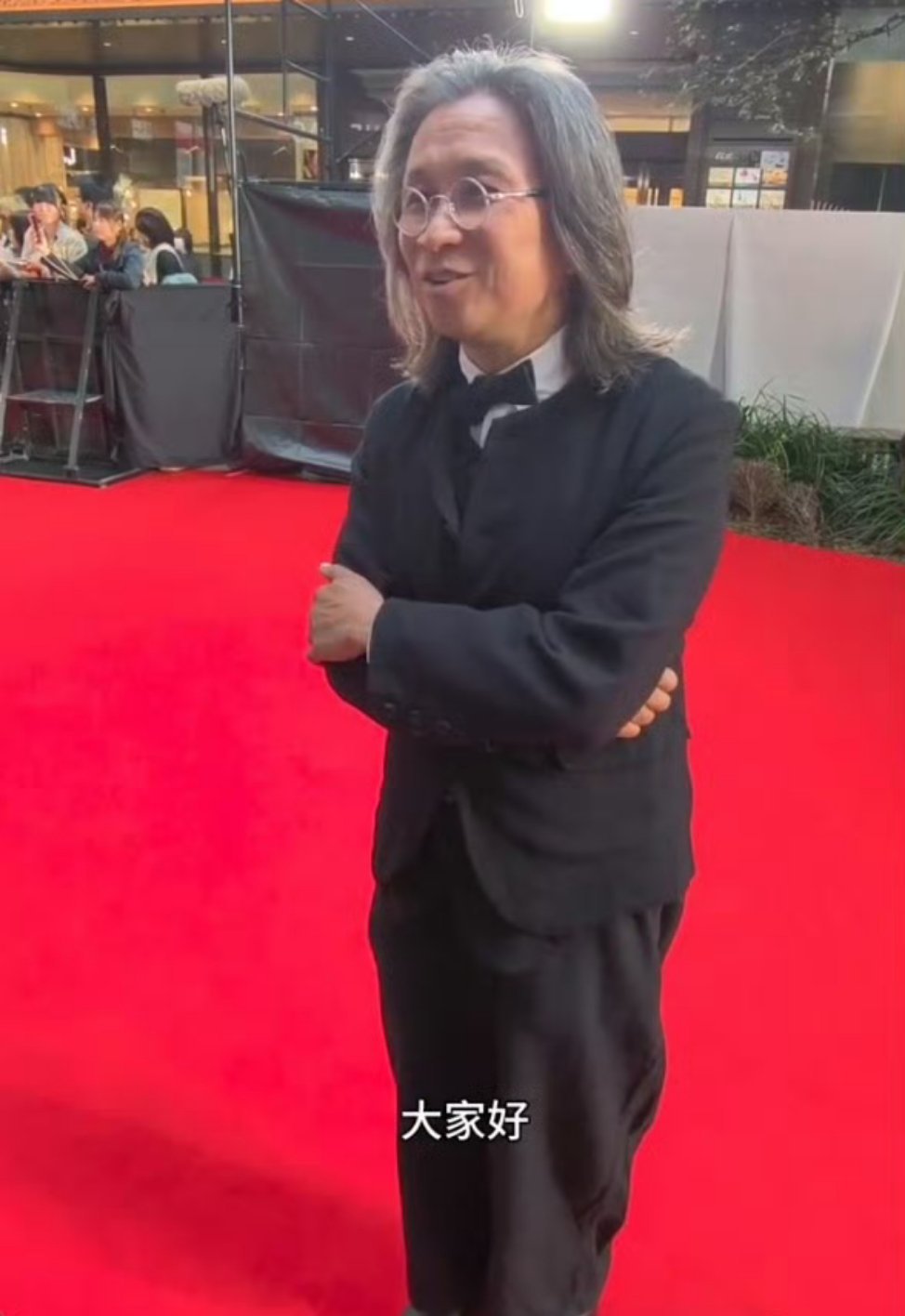 陈可辛代表酱园弄一个人走红毯俺不行了，我还记得酱园弄播出前，人多的红毯一排都走不