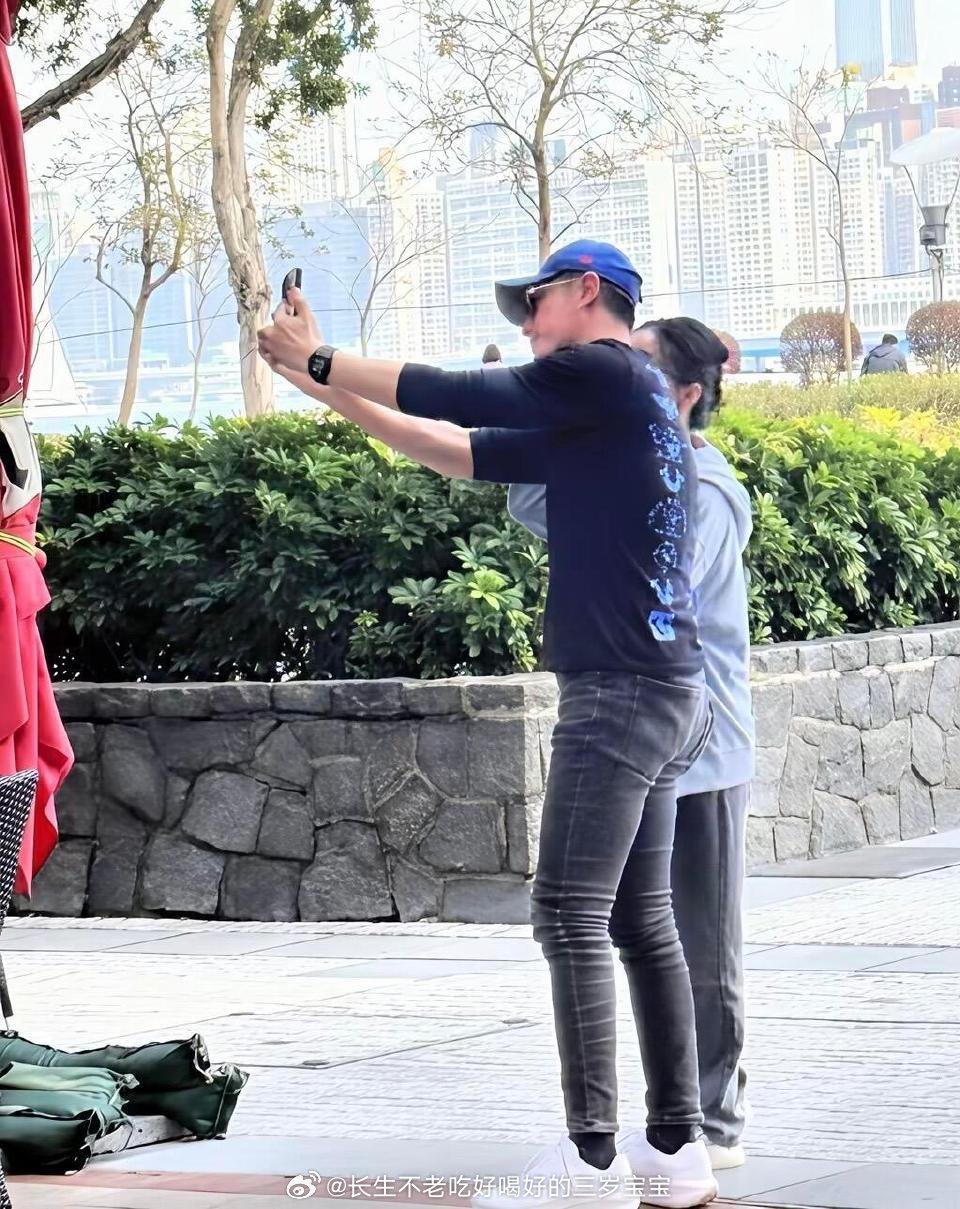 林心如怎么受得了霍建华这条牛仔裤上半身谈大项目的老板，下半身随性村口大哥，这反差