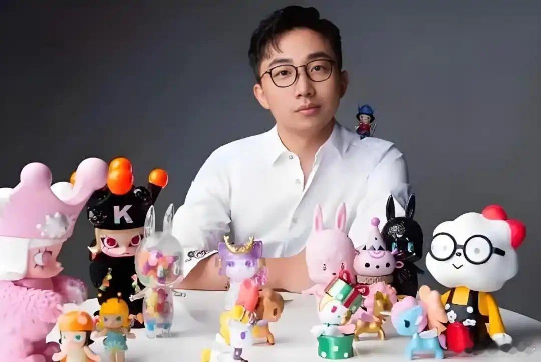 泡泡玛特创始人38岁，三本学历，摆过地摊，现1400亿身家，成河南首富 ​！ ​