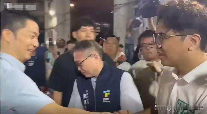蒋万安、沈伯洋出租车晚会“世纪之握”，沈伯洋这是妥妥的小弟啊，蒋万安看起来很开心