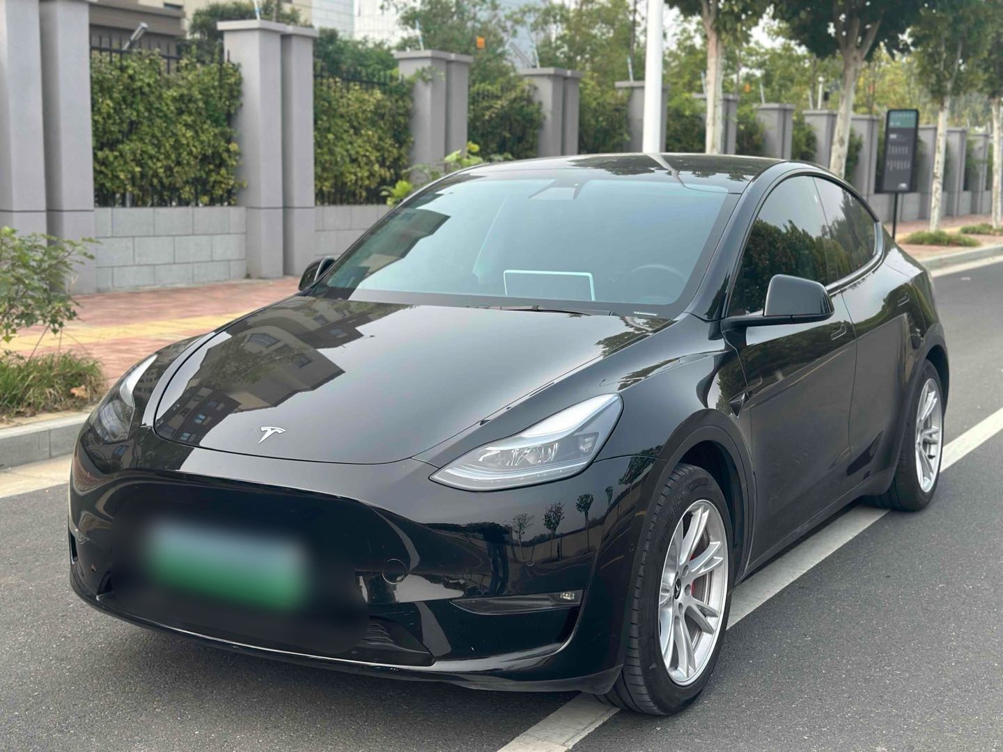 开了还不足一年的特斯拉Model Y，小碰撞了一下，离谱了9000元金额，目前零