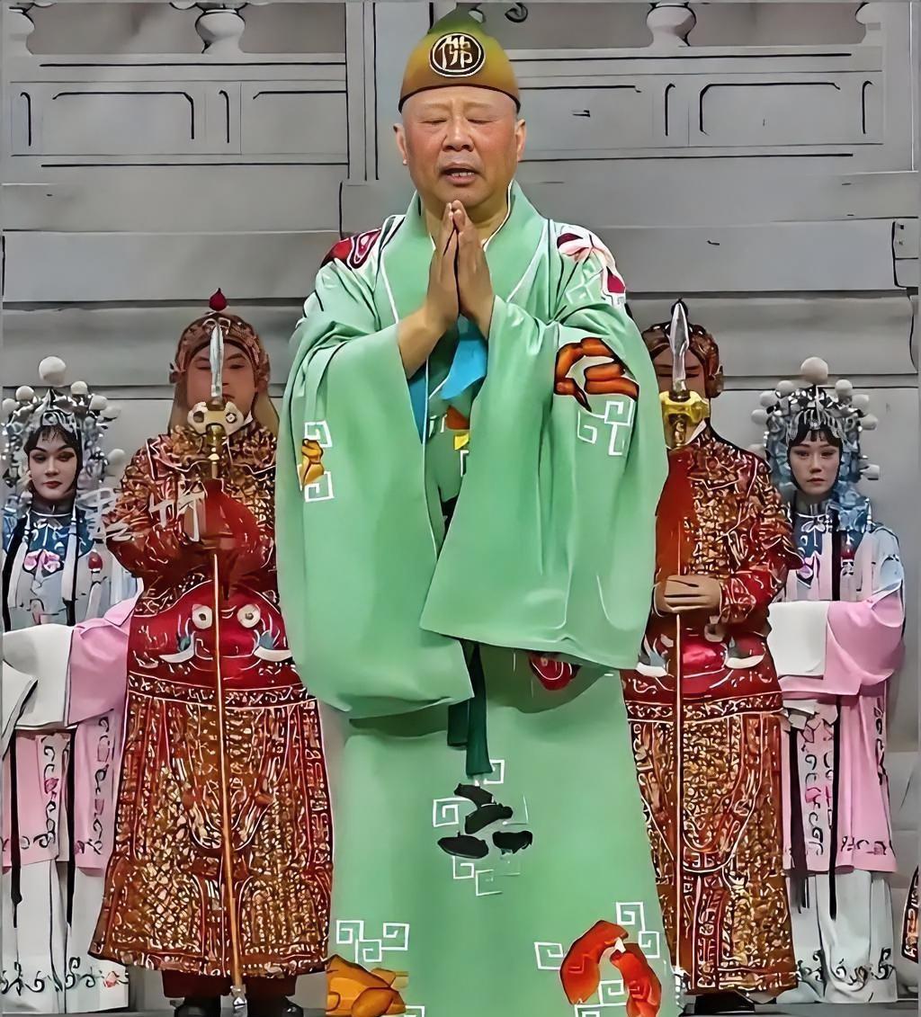 这回真不是德云社内部那点师徒恩怨了，是郭德纲自己一脚踩进了深水区。
9月18号、