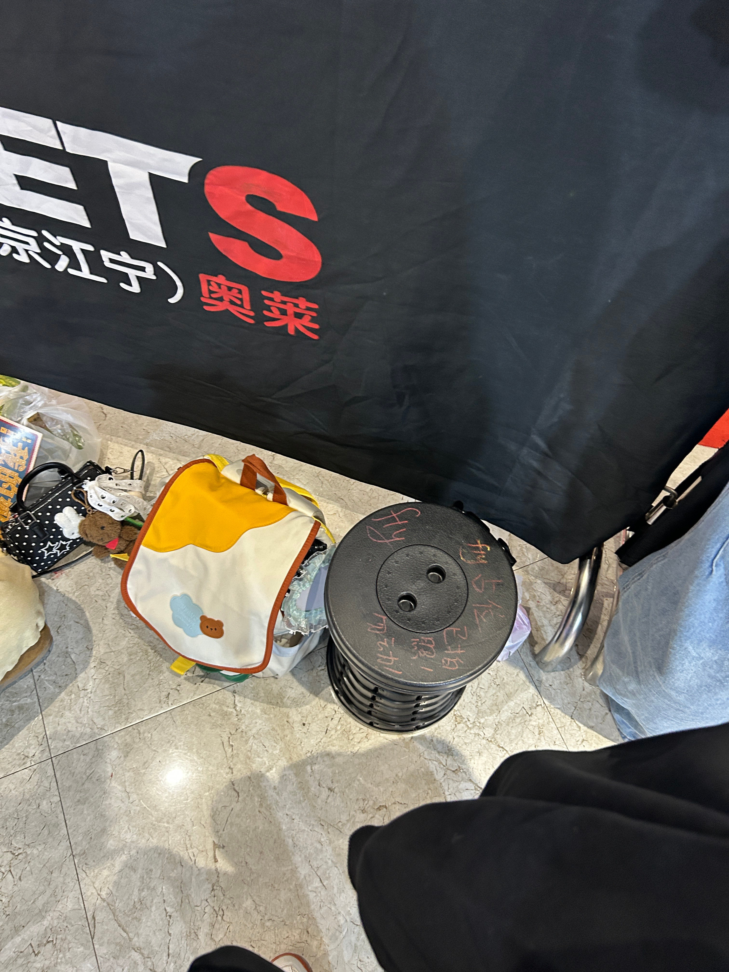 严肃跟陪我最久一次的凳子告别了 被我男朋友一屁股坐塌了