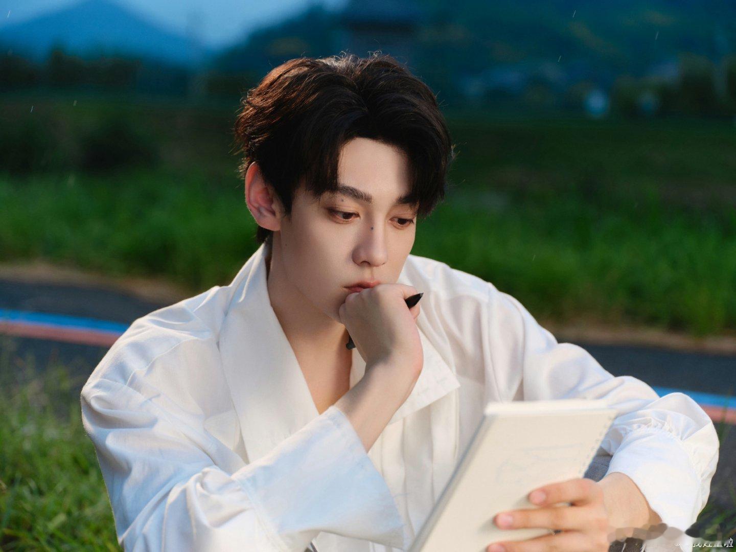 田栩宁 txn未完待栩 “我眼中的暮色,是这盛世是你眼里的星光是仲夏”𝓣𝓱?