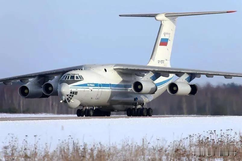 可能被乌军防空导弹击落，俄军伊尔76运输机坠毁画面流出，可以看到伊尔76在坠毁之
