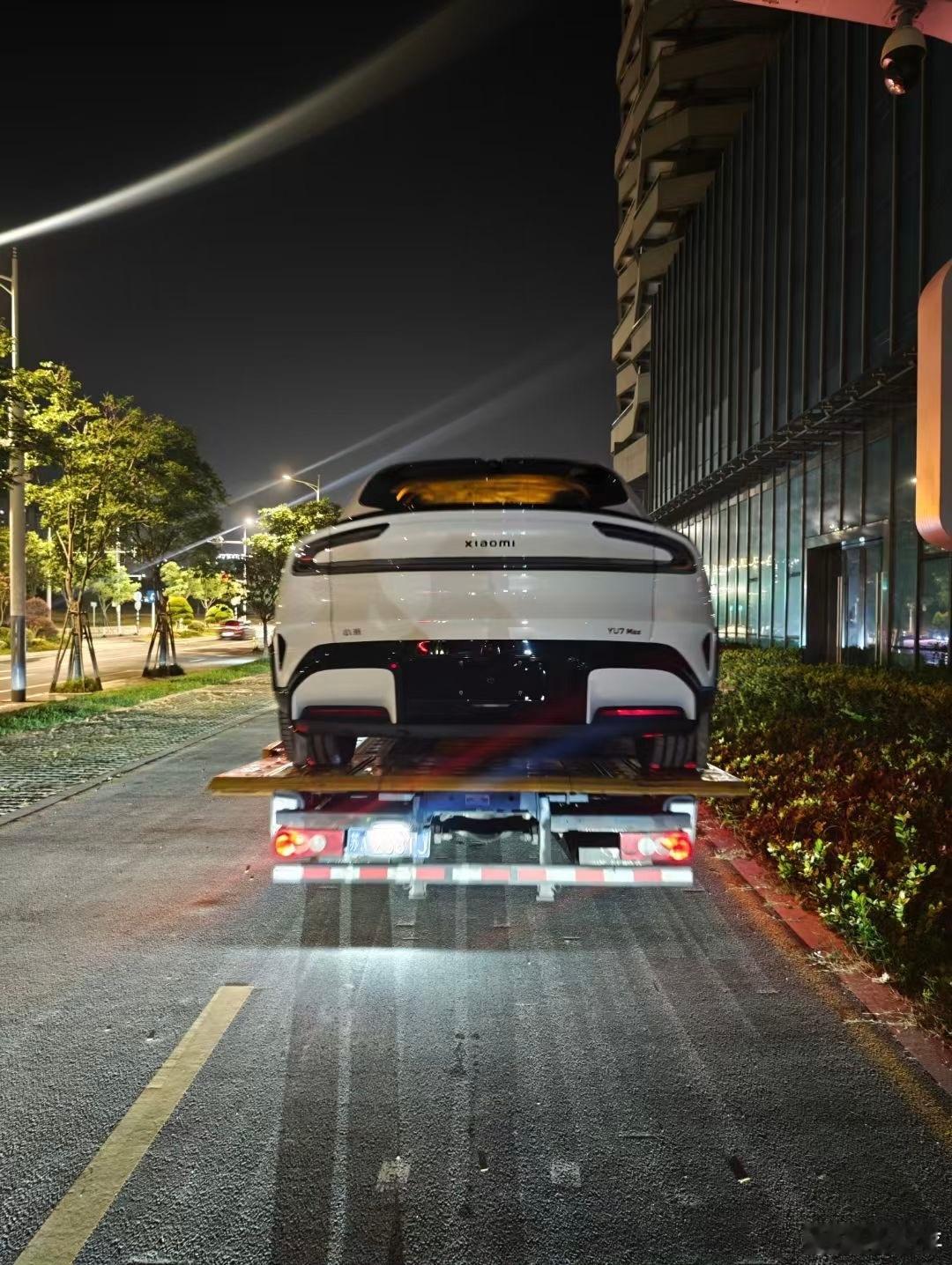 看了一下自己的朋友圈：凌晨2点半的时候，小米交付还在发车；凌晨3点半的时候，小米