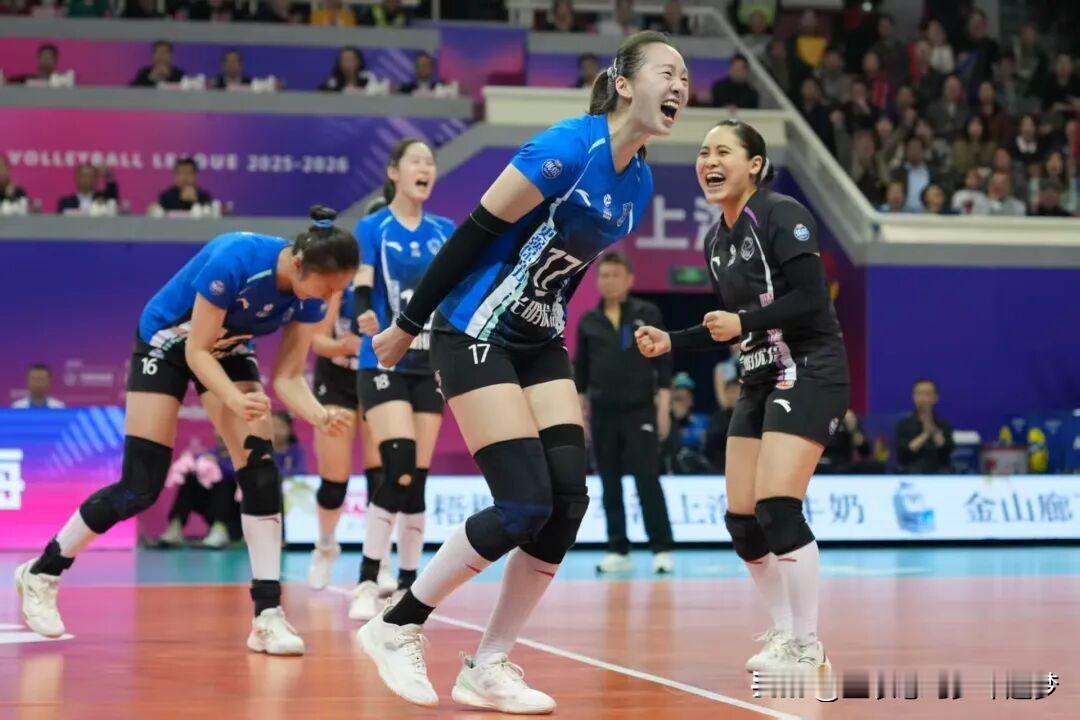 上海女排冠军！上海女排3:0胜江苏女排，赢下排超联赛总决赛决胜场。4月1日晚，2