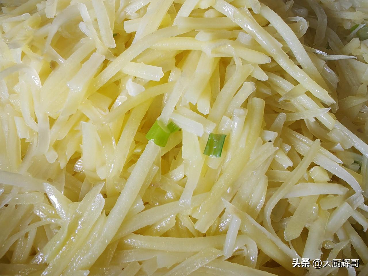 晚餐炒了一个醋溜土豆丝，软烂程度刚刚好，配米饭绝了！