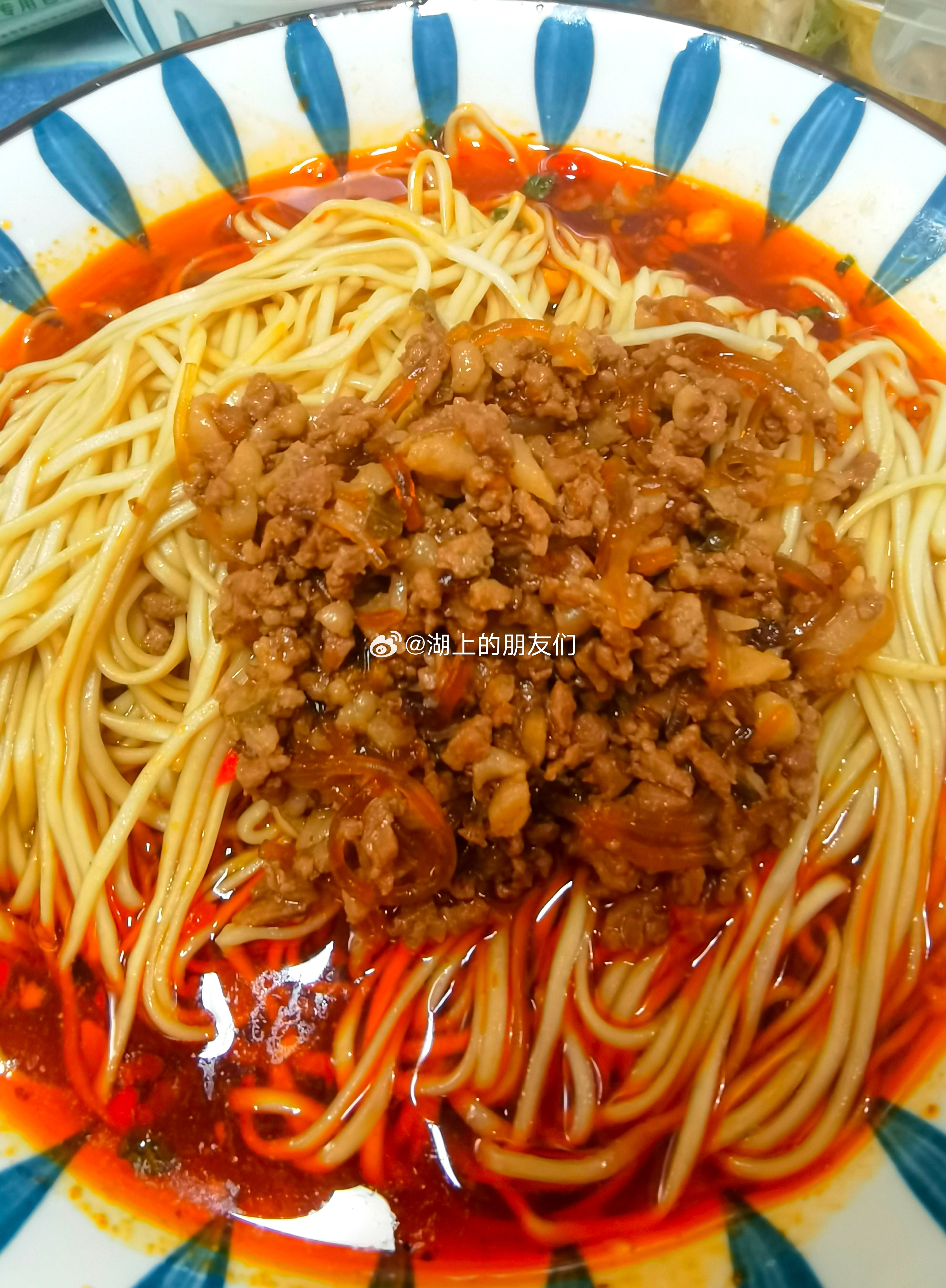 早餐：肉末臊子面。今早家里做了蚂蚁上树，于是随手就此取材，做了碗肉末臊子面。这碗