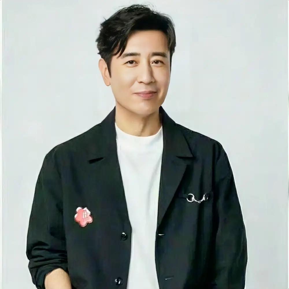 于和伟家庭状况：
他原生家庭贫寒，家中兄弟姐妹九人，他与妻子宋林静相恋三十多年，