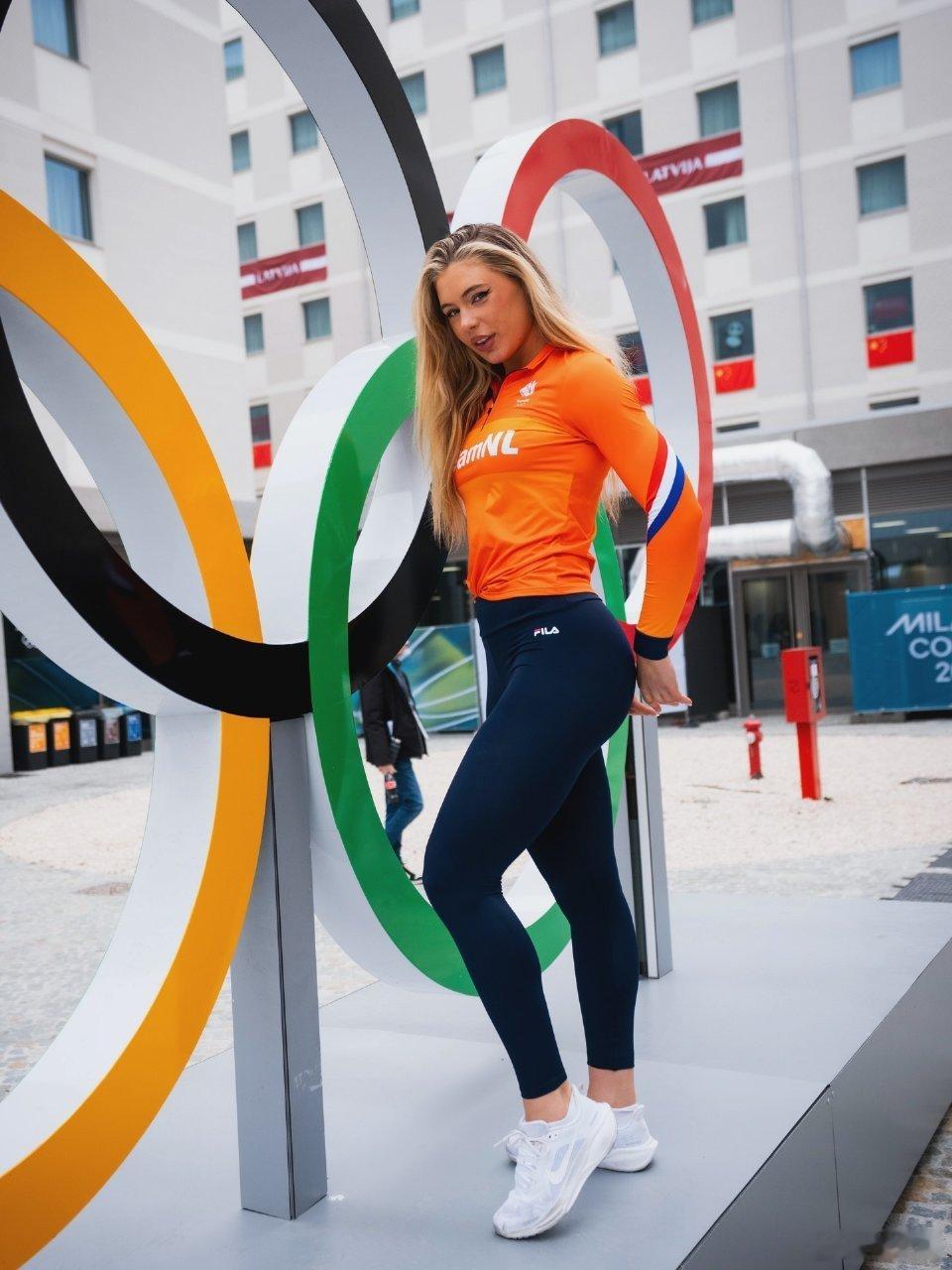 荷兰速度滑冰名将尤塔·莱尔丹更新社媒，晒出和五环标志的合照莱尔丹北京冬奥会获得速