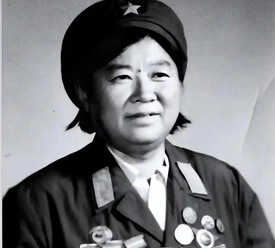 1950年，战斗英雄下身血流不止，医生正要帮她脱裤治疗，她强忍疼痛阻止说：“让女