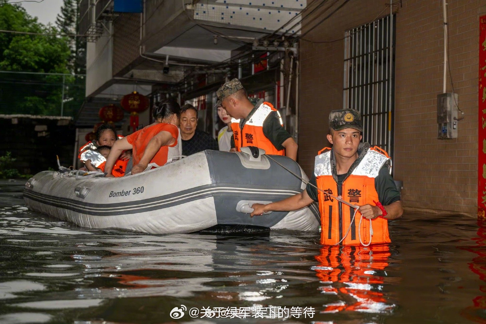 直击广西洪涝救援 【辛苦了！武警官兵持续奋战抢险救援一线】连日来，受台风“美莎克