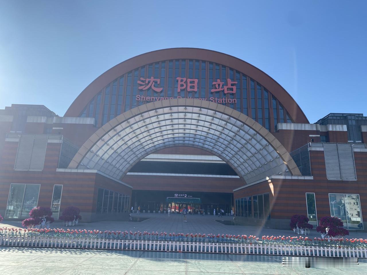 绿皮火车上的长春小算盘
钢轨哐当，离沈阳渐行渐远，正向着长春疾驰。我此刻正伏在座
