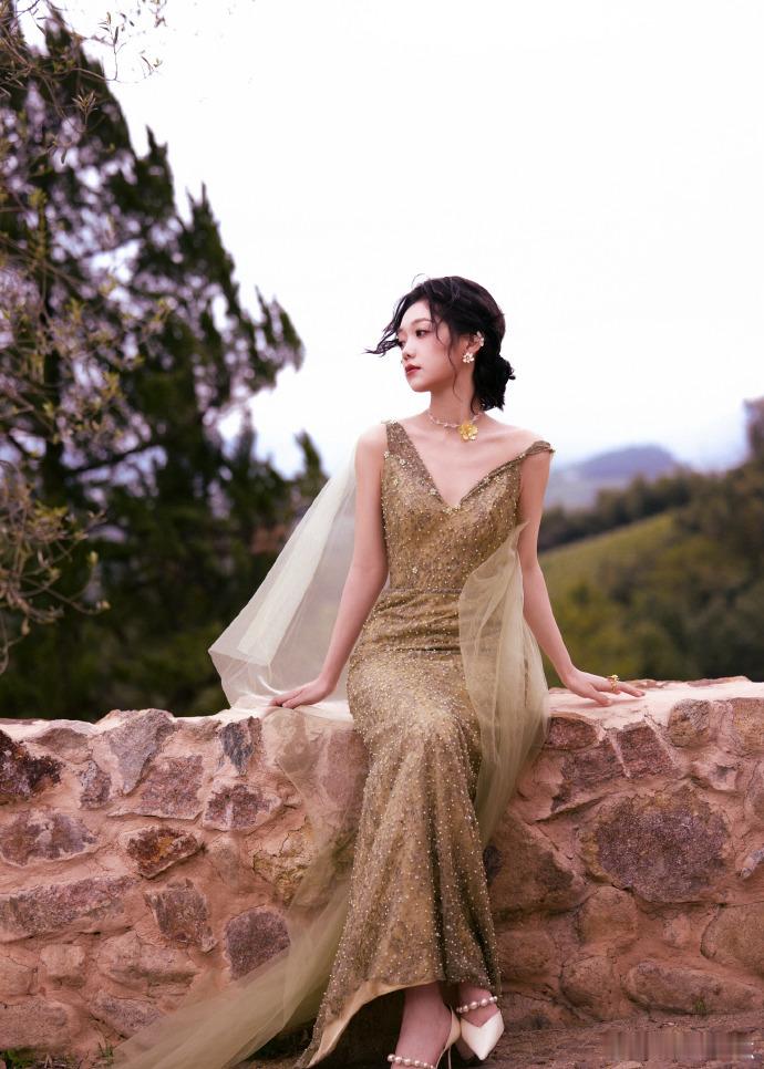 希林娜依高国色牡丹 希林娜依高这组国色牡丹造型真的太绝了！淡绿纱裙搭配精致珠饰，