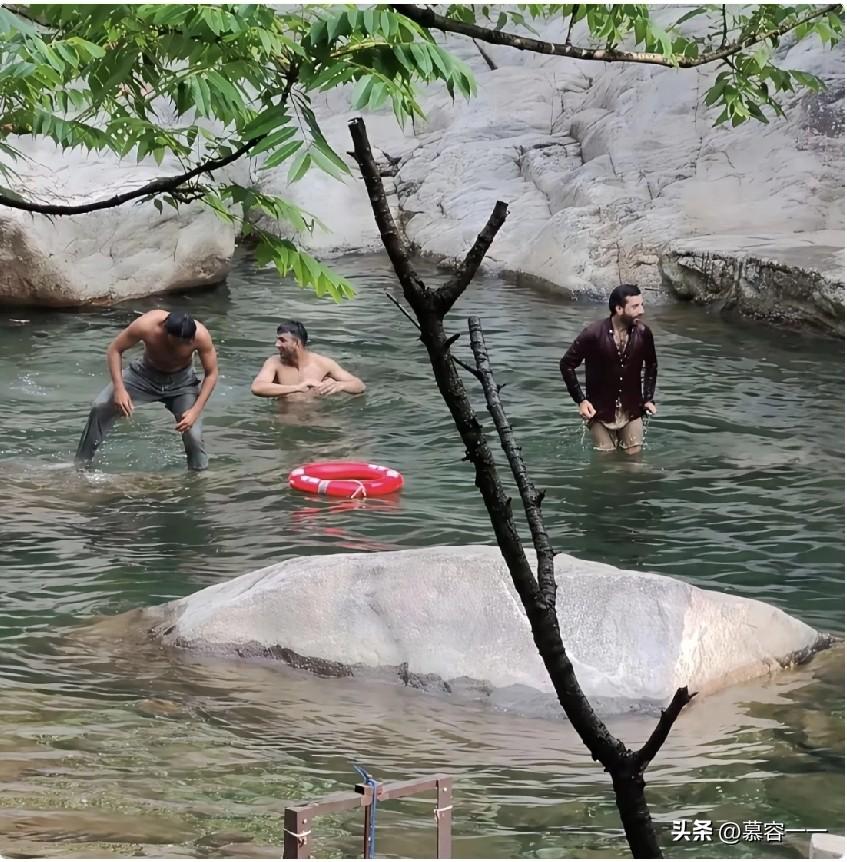 近日，庐山风景区发生了一件让人看了特别不适的事情。原来在庐山景区一处清澈的溪流中