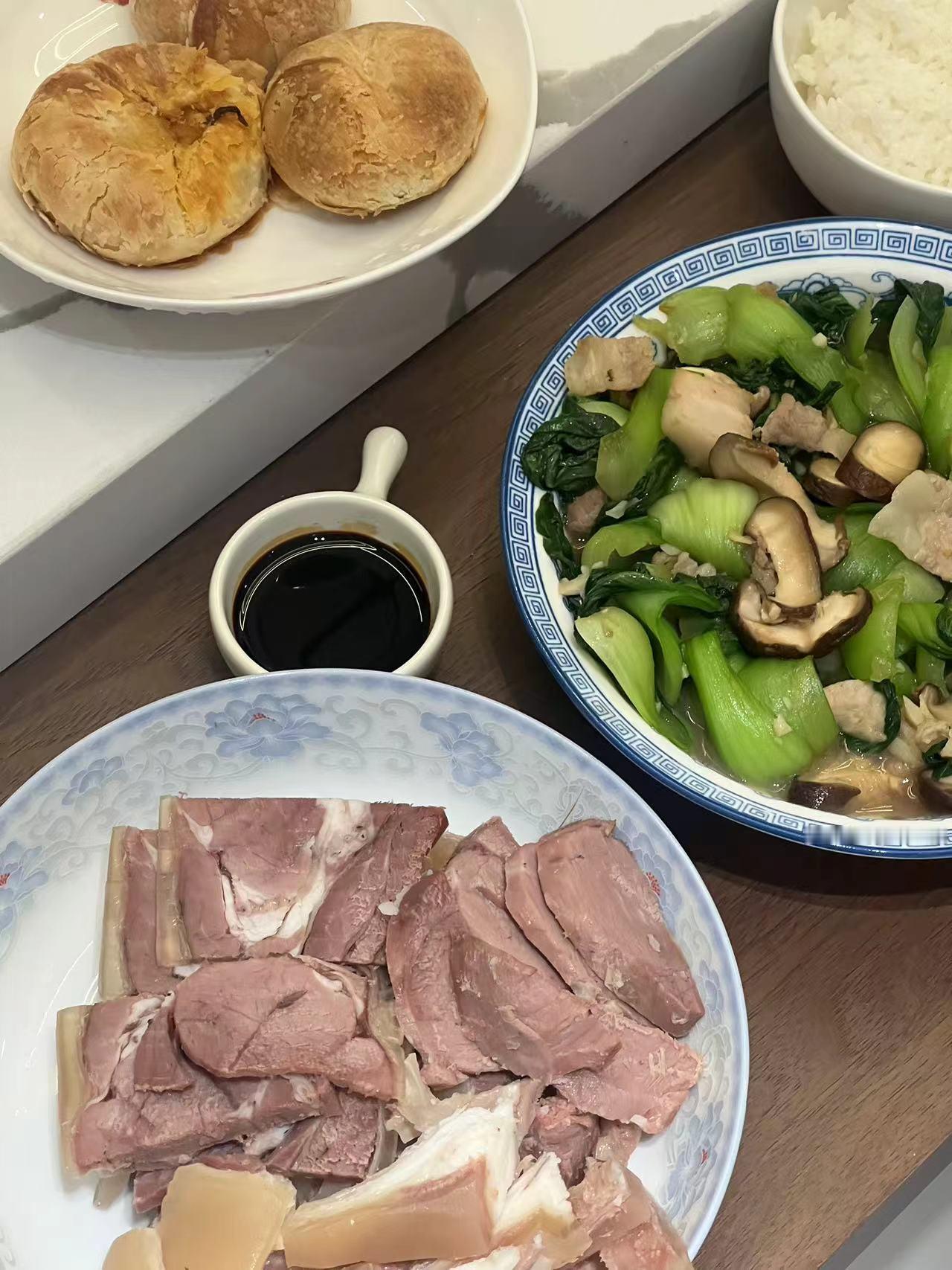 女婿掌勺女儿指导杭州带回去的榨菜月饼和白切羊肉。女儿说到北方后不爱吃羊肉了，有膻