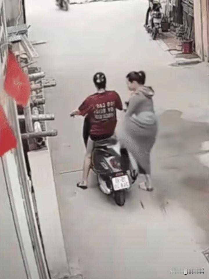 这也太吓人了，坐个电动车，竟然发生了让红衣女子，后悔一辈子的事！

这件事情告诫