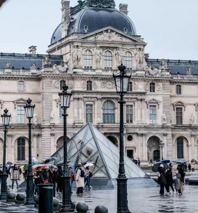 马克龙就卢浮宫珠宝失窃案发声卢浮宫这回被抢，可真让人大跌眼镜。听起来像拍电影，但