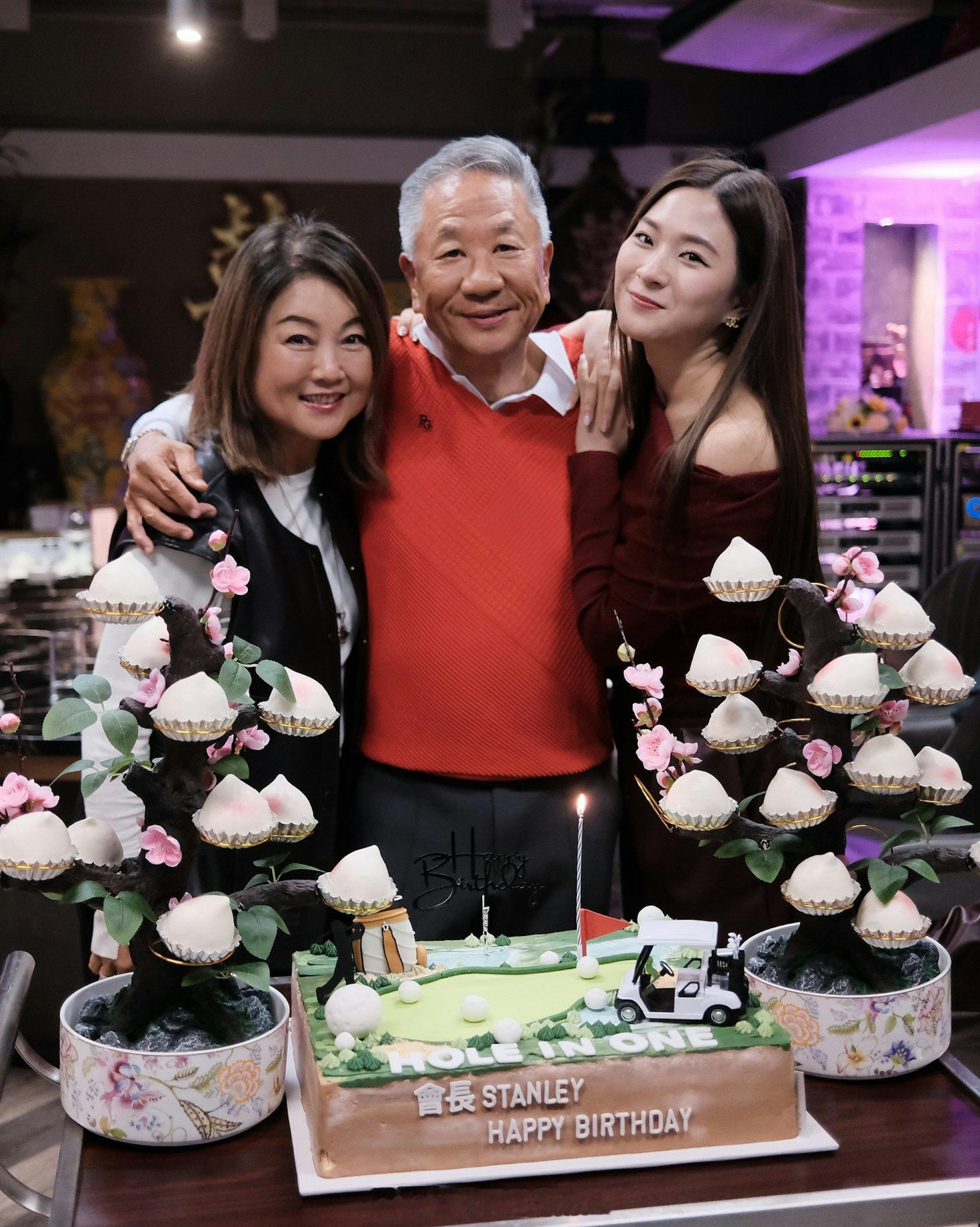 陈懿德为有钱爸爸庆生揭“会长”身份　妈妈样貌年轻撞样岑丽香现年27岁的陈懿德（德