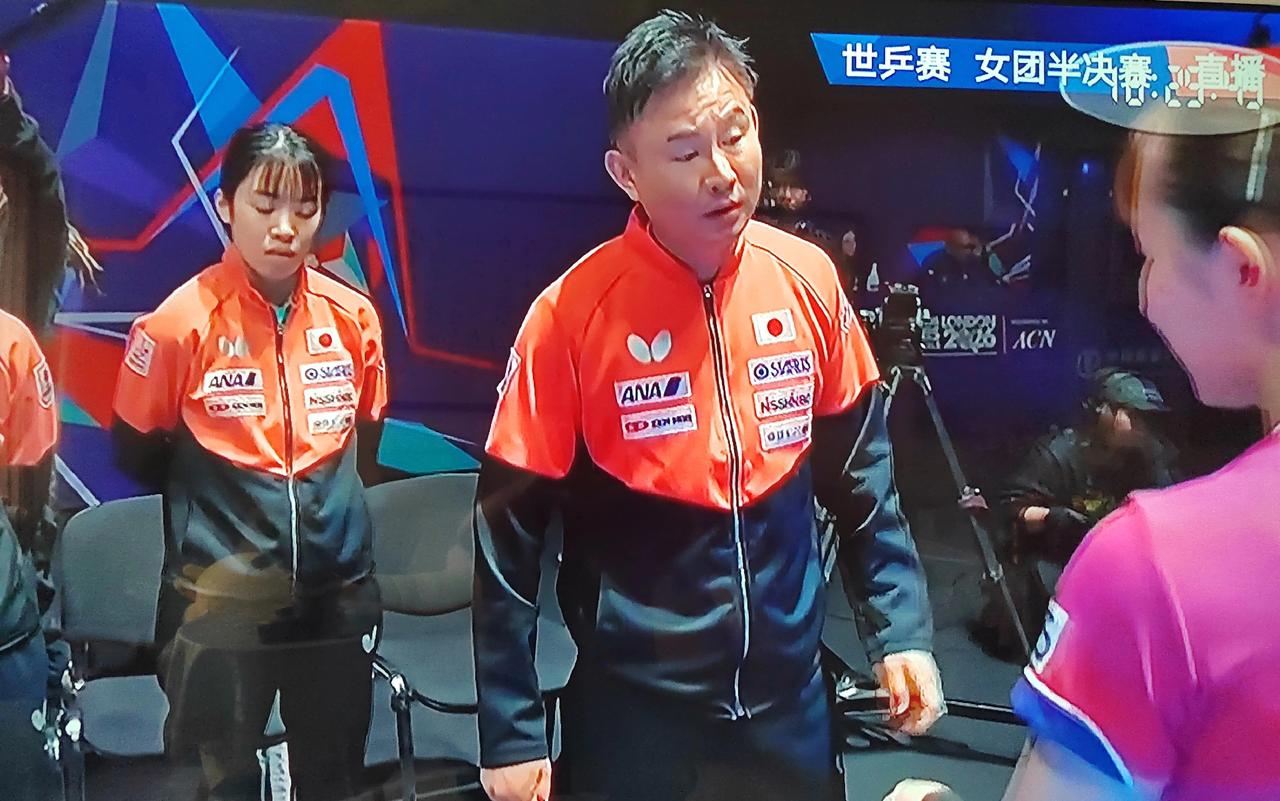 感觉这位华裔主帅中泽锐在日本女队中很有威望，你细瞅：他在局间给早田希娜训话时，其