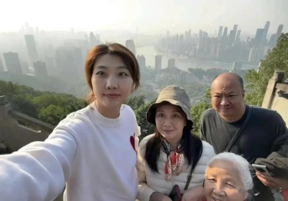 女排双星近期动向牵动球迷心，袁心玥的休整蓄力与姚迪的身份转型，勾勒出运动员生涯的