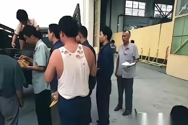 咱们把歼10CE战斗机一架接一架送交巴基斯坦，但转头就把"转让生产线"的提议死死