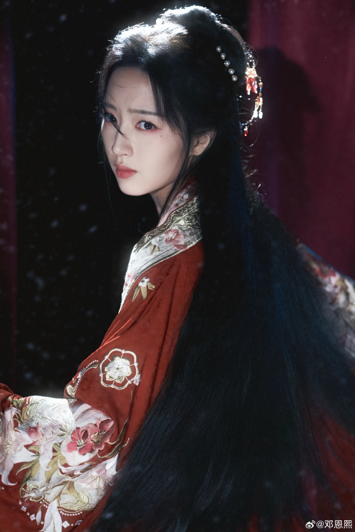 邓恩熙红衣破碎感邓恩熙红衣美成啥样了 红衣衬她，又美又让人心疼 