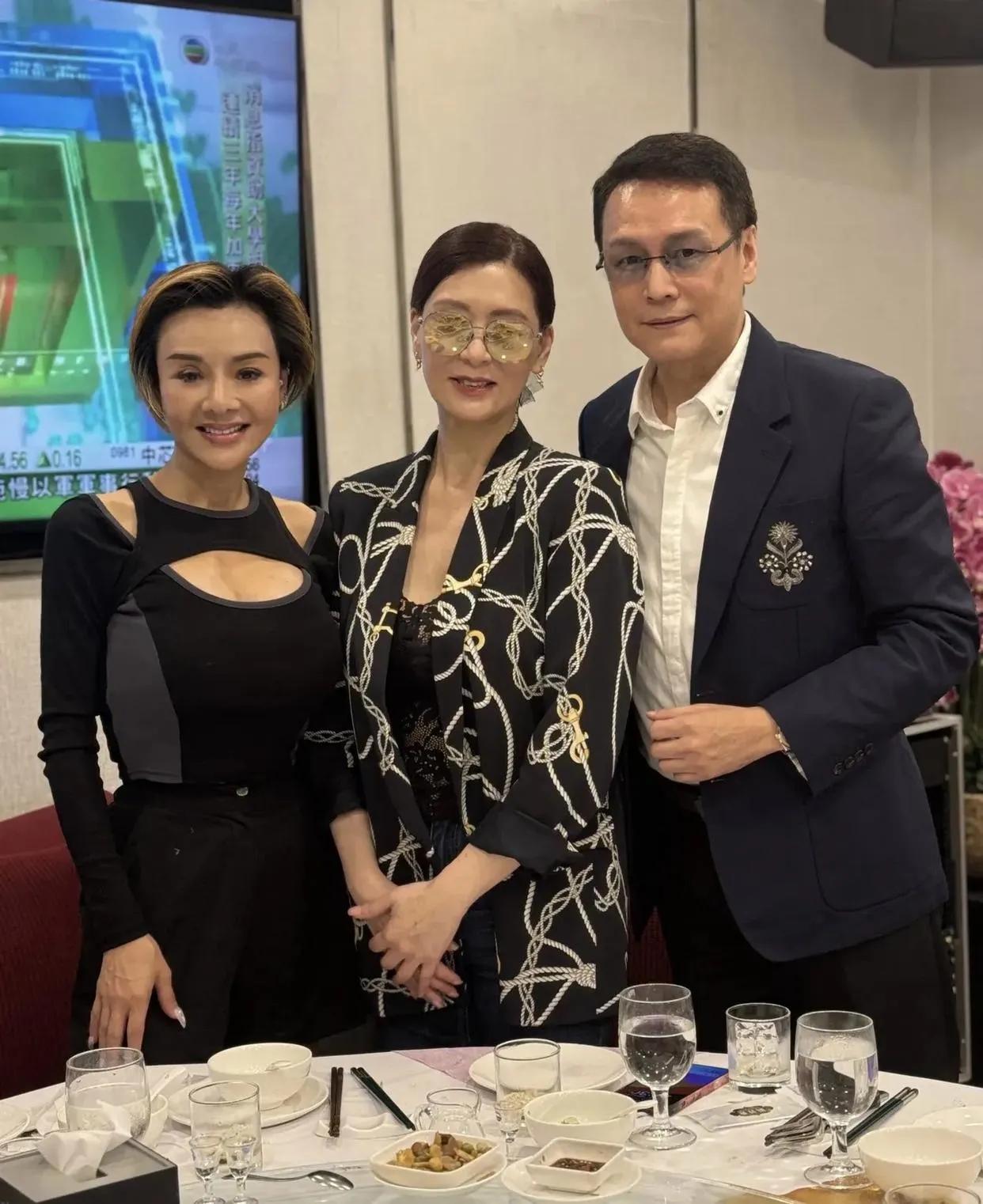 照片中有个女明星已经58岁了，但是她的身材却非常出众。唯一的缺陷就是上半身与下半