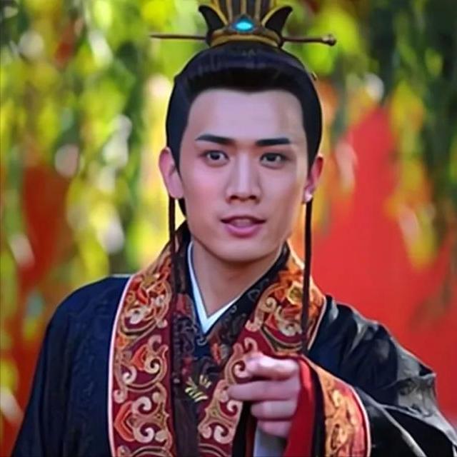 745年，李隆基把杨玉环册立为贵妃，见儿子李瑁面无表情，急忙打圆场："朕给你挑了